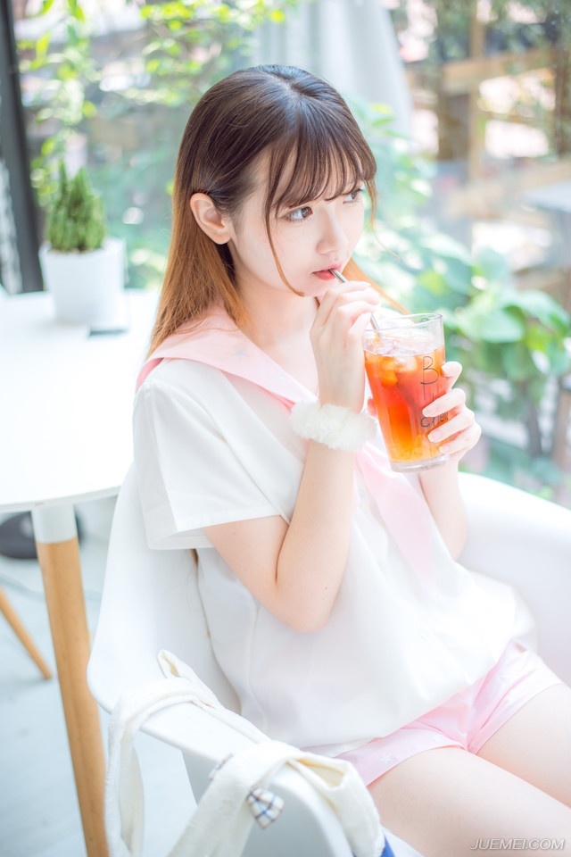 刘璝径直闯入刘璋的后院儿，询问了几个婢女家丁之后，便找到了刘璋的所在，都已经日上三竿，快到午时了，这时候竟然还在卧房，莫非真是身体不适？